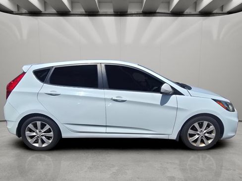 Used 2012 Hyundai Accent SE FWD image 12