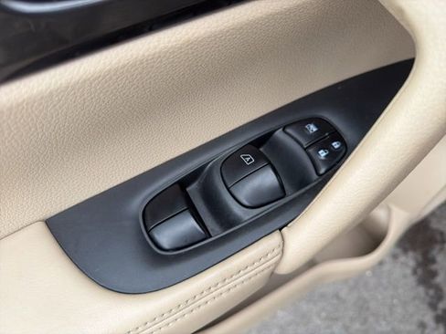 Used 2018 Nissan Rogue SV w/ Premium Package image 23