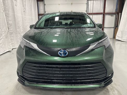 Used 2025 Toyota Sienna XLE image 2