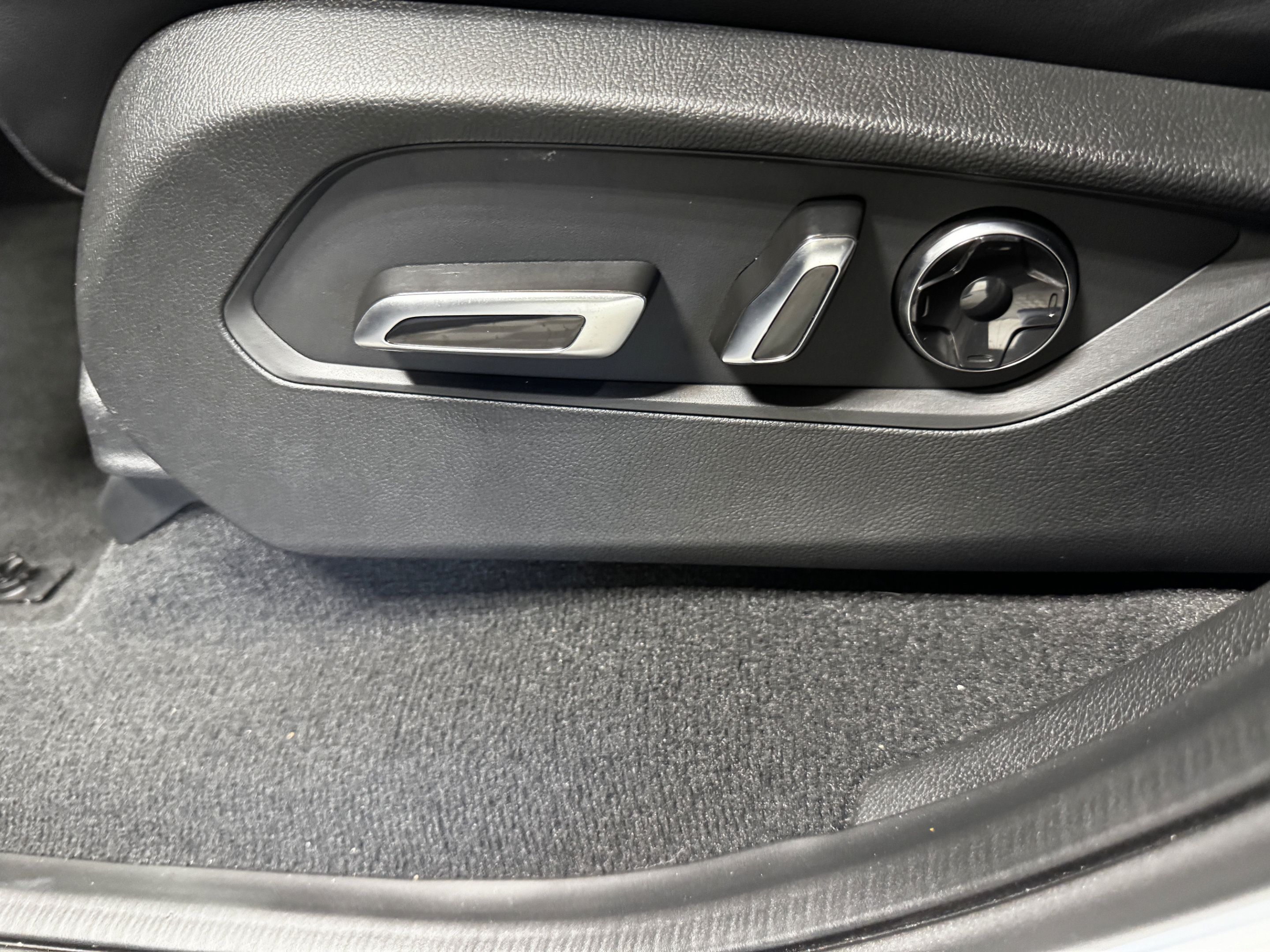Certified 2026 Acura MDX w/ Technology Package FWD image 32