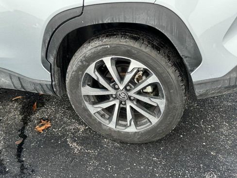 Used 2024 Toyota Corolla Cross XLE image 5