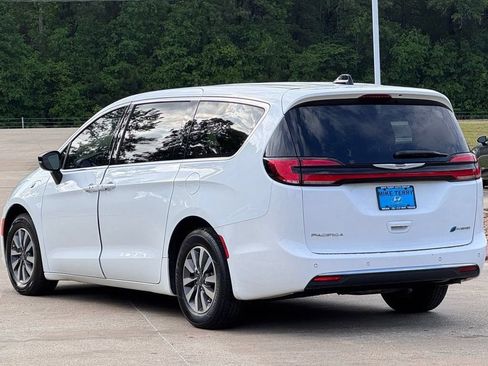 Used 2024 Chrysler Pacifica Limited FWD image 13