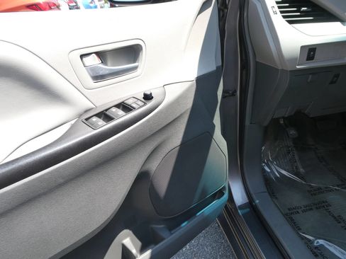 Used 2017 Toyota Sienna LE AWD/4WD image 14