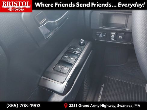Used 2018 Toyota Tacoma TRD Off-Road w/ Technology Package AWD/4WD image 18