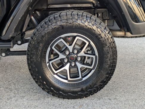 Used 2024 Jeep Gladiator Rubicon w/ Technology Group image 9