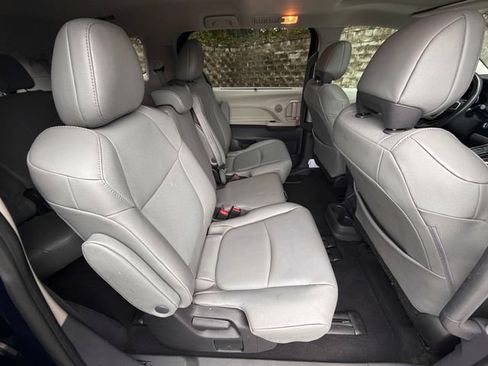 Used 2022 Toyota Sienna XLE FWD image 32