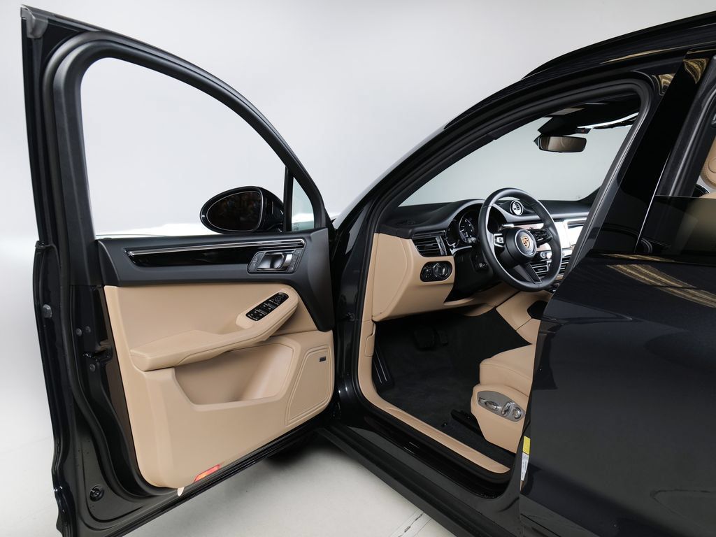 Certified 2026 Porsche Macan AWD/4WD image 22