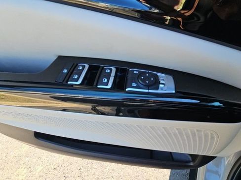 Used 2024 Kia Carnival EX image 26