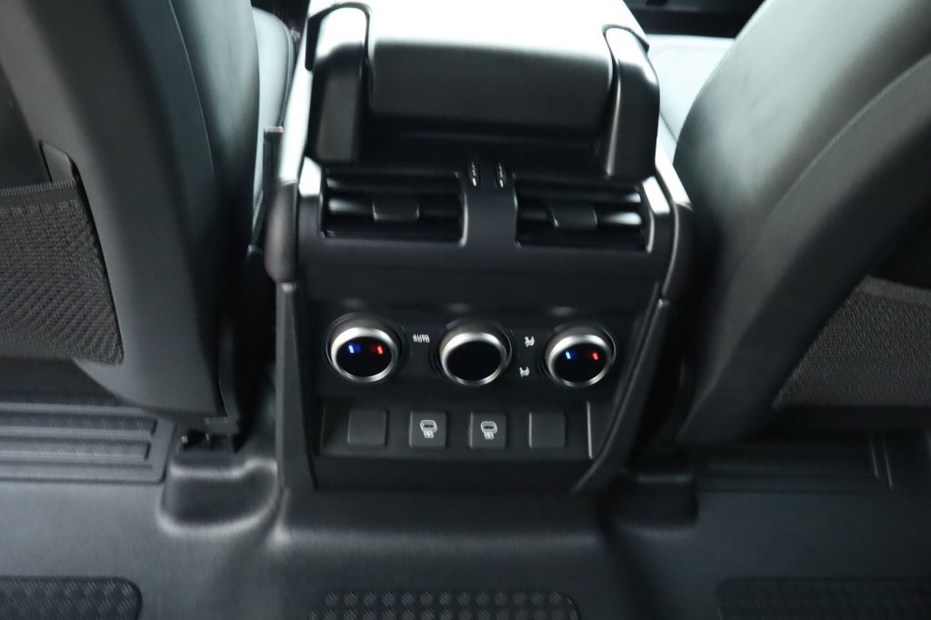 Used 2025 Land Rover Defender 110 X-Dynamic SE AWD/4WD image 33
