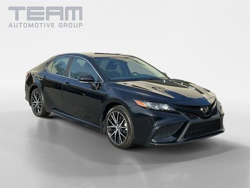 Used 2024 Toyota Camry SE image 1