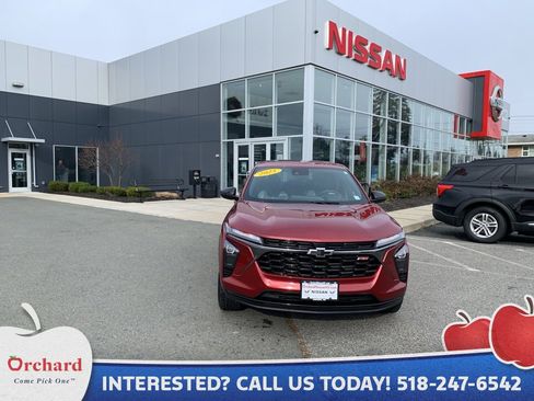 Used 2025 Chevrolet Trax RS w/ Sunroof Package image 1