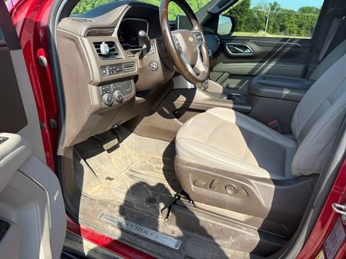 Used 2023 Chevrolet Suburban LT w/ LT Signature Plus Package AWD/4WD image 4