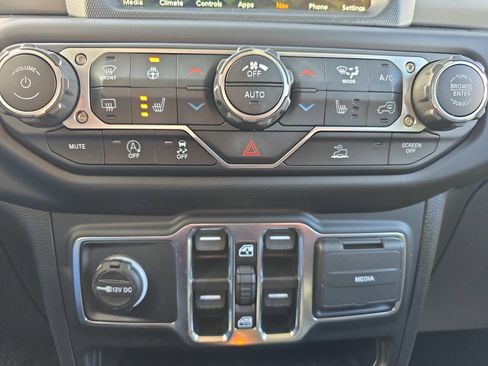 Used 2022 Jeep Wrangler Unlimited Sport image 32