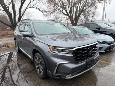 Used 2024 Honda Pilot Touring image 4