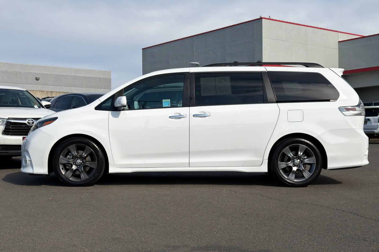 Used 2016 Toyota Sienna SE FWD image 9