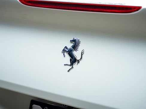 Used 2019 Ferrari Portofino RWD image 16