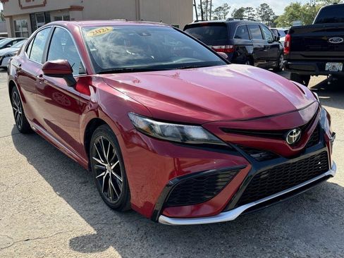 Used 2021 Toyota Camry SE image 3