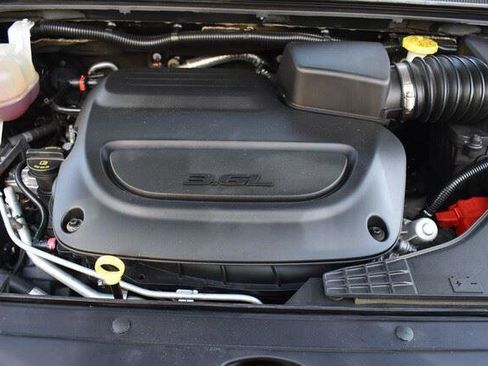 Used 2024 Chrysler Pacifica Touring-L FWD image 38