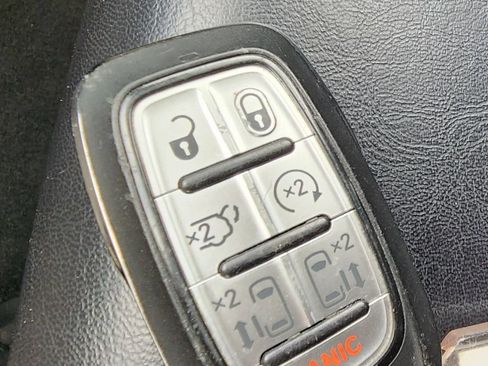 Used 2023 Chrysler Pacifica Touring-L FWD image 32