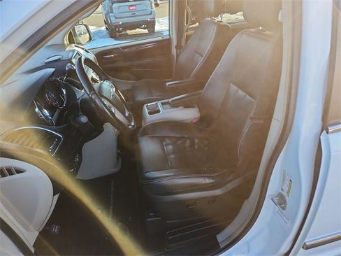 Used 2014 Chrysler Town & Country Touring image 17