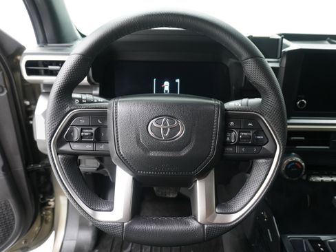 Used 2025 Toyota Tacoma TRD Off-Road AWD/4WD image 15