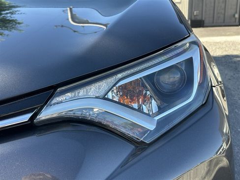 Used 2018 Toyota RAV4 XLE AWD/4WD image 32