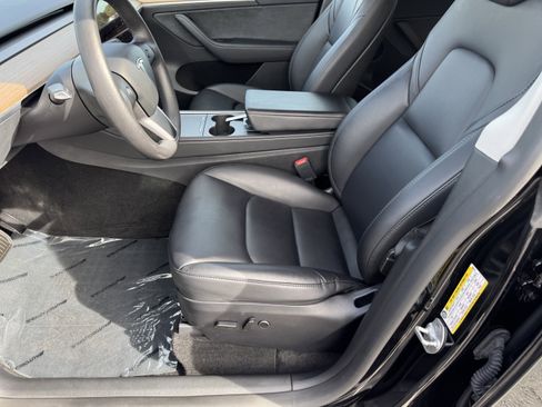 Used 2024 Tesla Model Y 2WD image 31