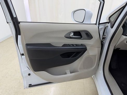 Used 2022 Chrysler Pacifica Touring-L FWD image 19