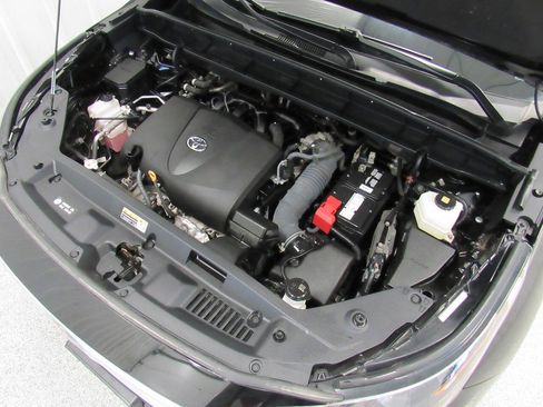 Used 2022 Toyota Highlander XLE AWD/4WD image 24