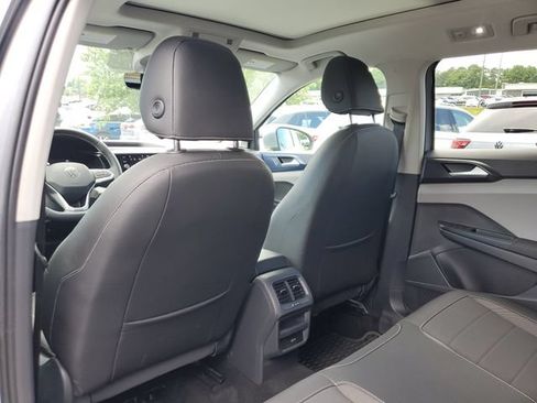 Certified 2023 Volkswagen Taos SE w/ Panoramic Sunroof Package FWD image 17