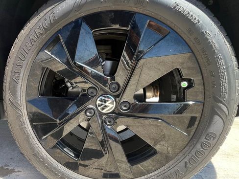 Certified 2025 Volkswagen Taos SE FWD image 7