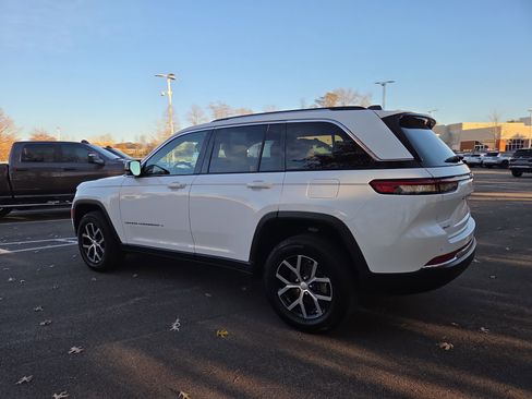 Certified 2023 Jeep Grand Cherokee Limited image 3