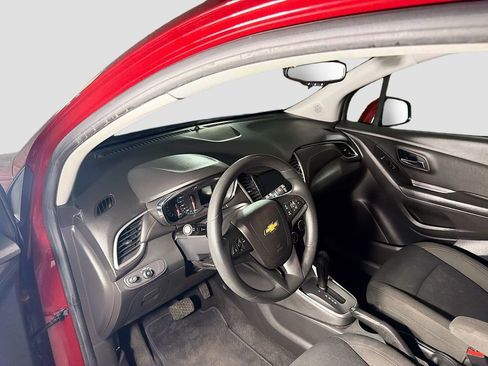 Used 2021 Chevrolet Trax LS w/ Tint and Cruise Package FWD image 9