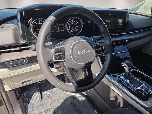 Used 2024 Kia Carnival EX FWD image 20