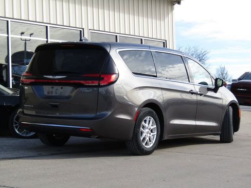 Used 2023 Chrysler Pacifica Touring-L image 3