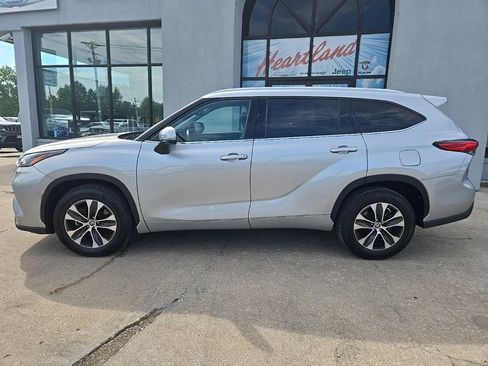 Used 2022 Toyota Highlander XLE image 10