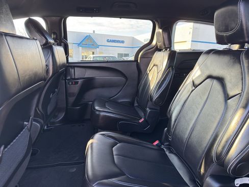 Used 2025 Chrysler Voyager LX image 27
