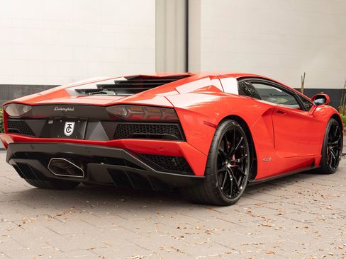 Used 2019 Lamborghini Aventador S AWD/4WD image 3