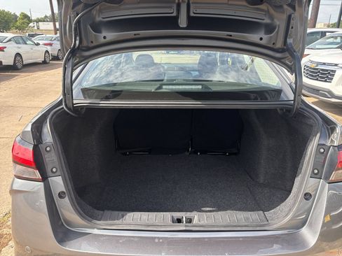 Used 2025 Nissan Versa SV FWD image 28