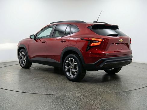 Used 2025 Chevrolet Trax LT w/ LT Convenience Package image 6