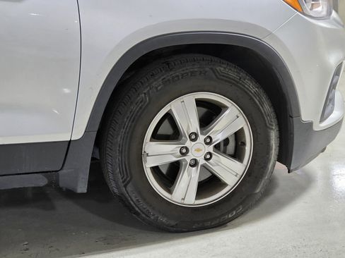 Used 2019 Chevrolet Trax LT w/ LT Convenience Package image 8