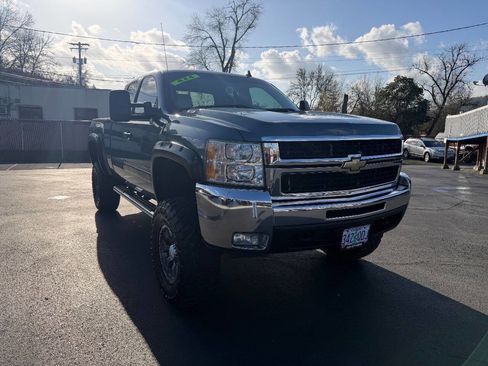 Used 2007 Chevrolet Silverado 2500 LT w/ 2LT Audio Package image 2