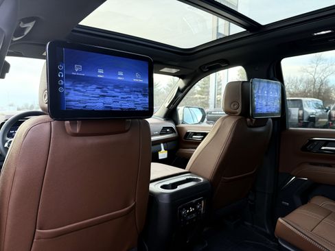 New 2025 Chevrolet Tahoe High Country AWD/4WD image 16
