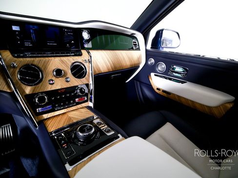 Used 2025 Rolls-Royce Cullinan AWD/4WD image 16
