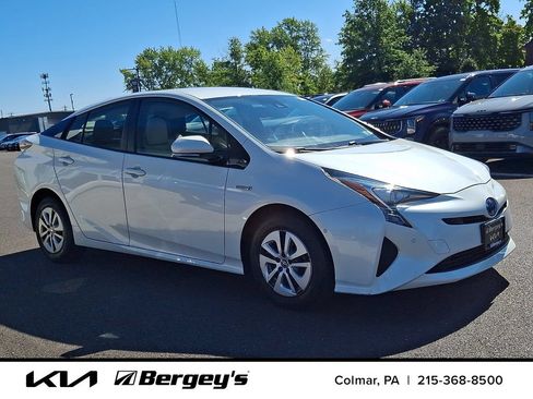 Used 2017 Toyota Prius Four FWD image 3