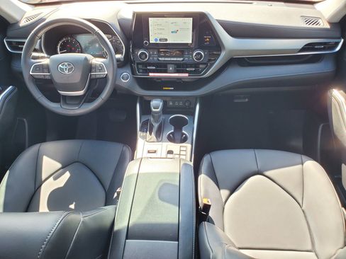 Used 2025 Toyota Highlander XLE image 15