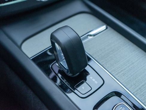 Used 2025 Volvo XC60 B5 Plus image 21