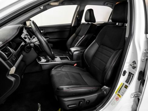 Used 2015 Toyota Camry SE FWD image 28