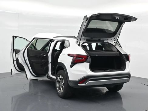 Used 2025 Chevrolet Trax LT FWD image 34