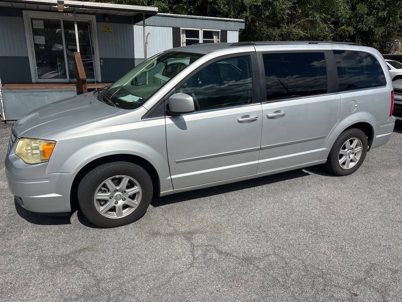 Used 2010 Chrysler Town & Country Touring FWD image 17